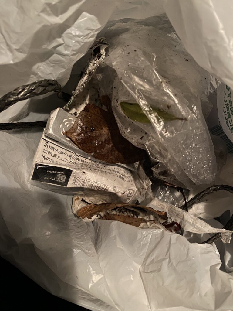 瀬板の森（北九州市八幡西区）で回収したごみの様子