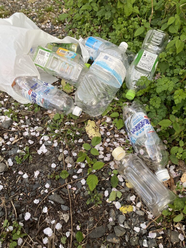 鷹見神社の敷地内に放棄された９本の空のペットボトル