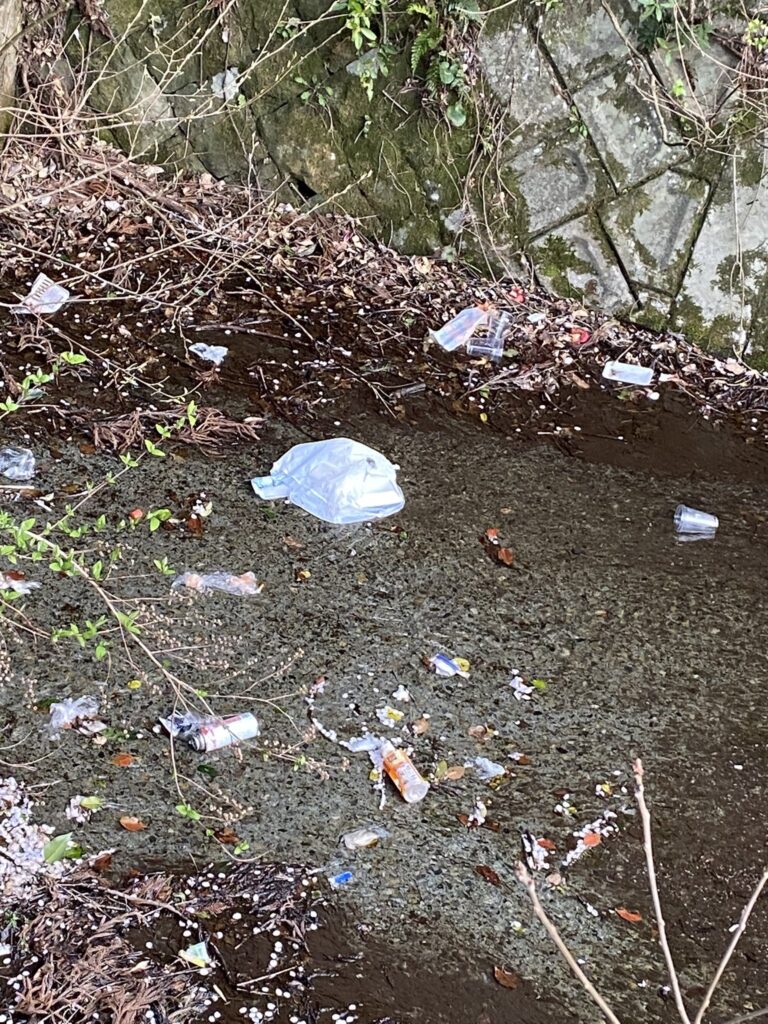 鷹見神社に隣接する割子川内の未回収のごみの山