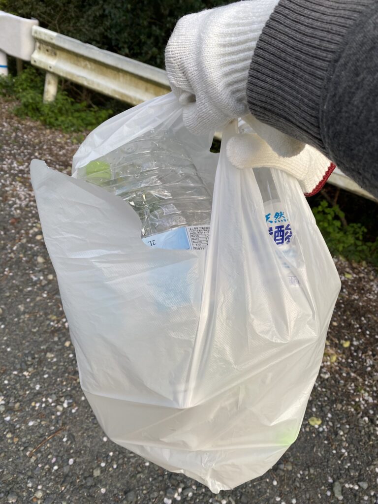 鷹見神社の敷地内を清掃活動して回収したごみ