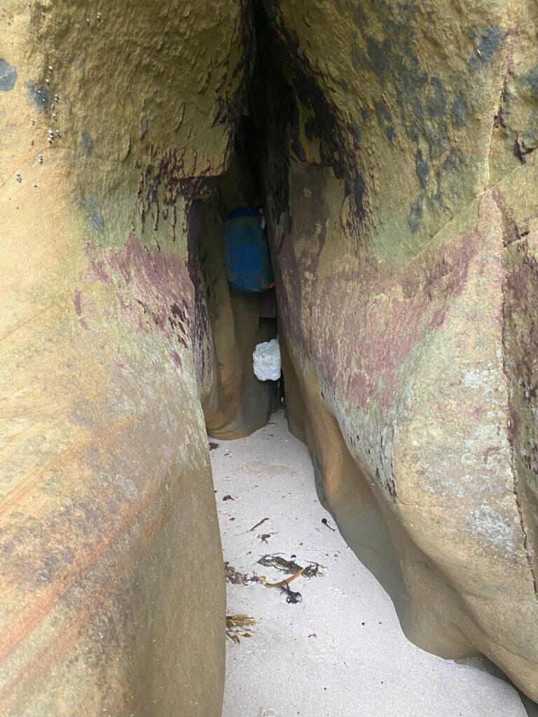 岩山隙間に挟まった海洋ごみの様子