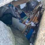 ２０２５年５月２６日　脇田海岸のテトラポットの隙間に入り込んだ海洋ごみの様子②