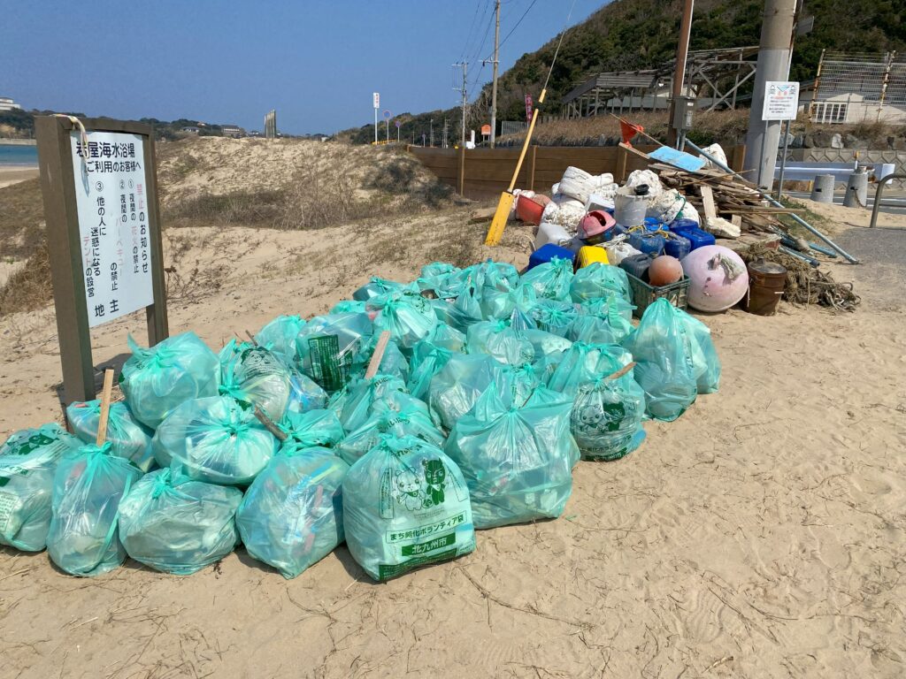 ２０２５年３月９日　われら海岸探偵団　岩屋海岸清掃で海洋ごみを回収した様子①