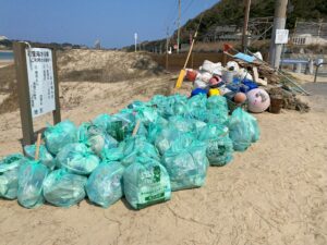 ２０２５年３月９日　われら海岸探偵団　岩屋海岸清掃で海洋ごみを回収した様子①