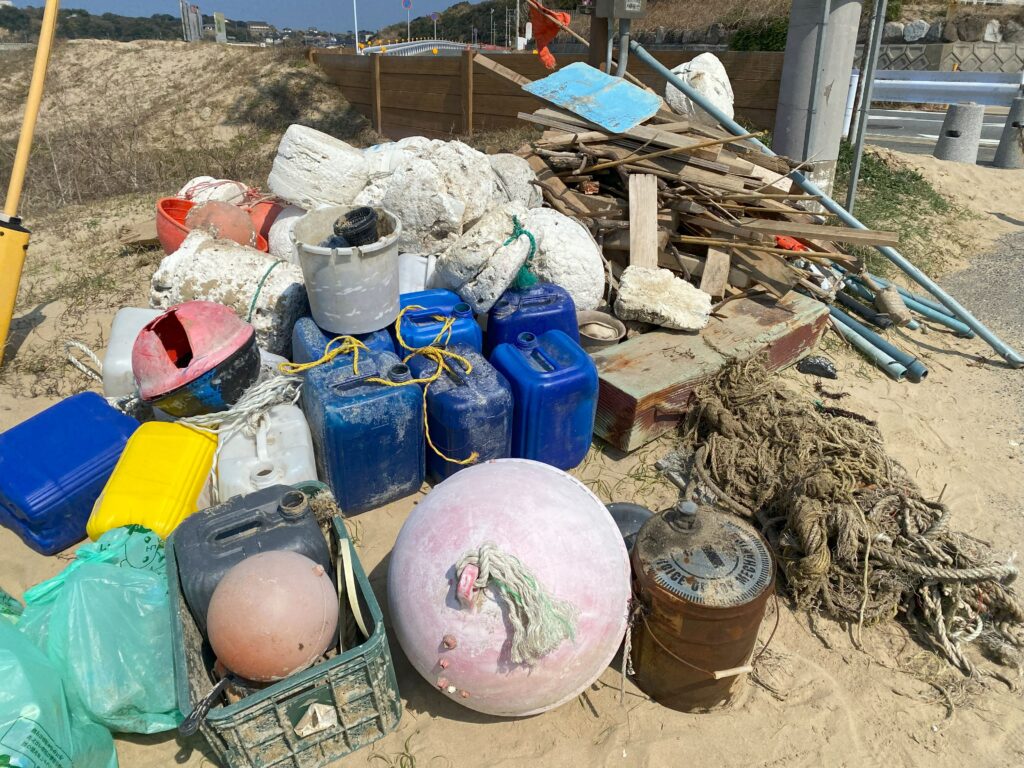 ２０２５年３月９日　われら海岸探偵団　岩屋海岸清掃で海洋ごみを回収した様子②