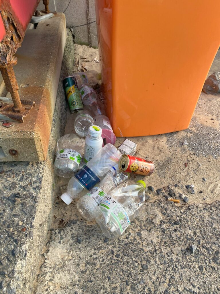 岩屋海岸の入り口に設置してある自動販売機付近にポイ捨てされたごみの様子