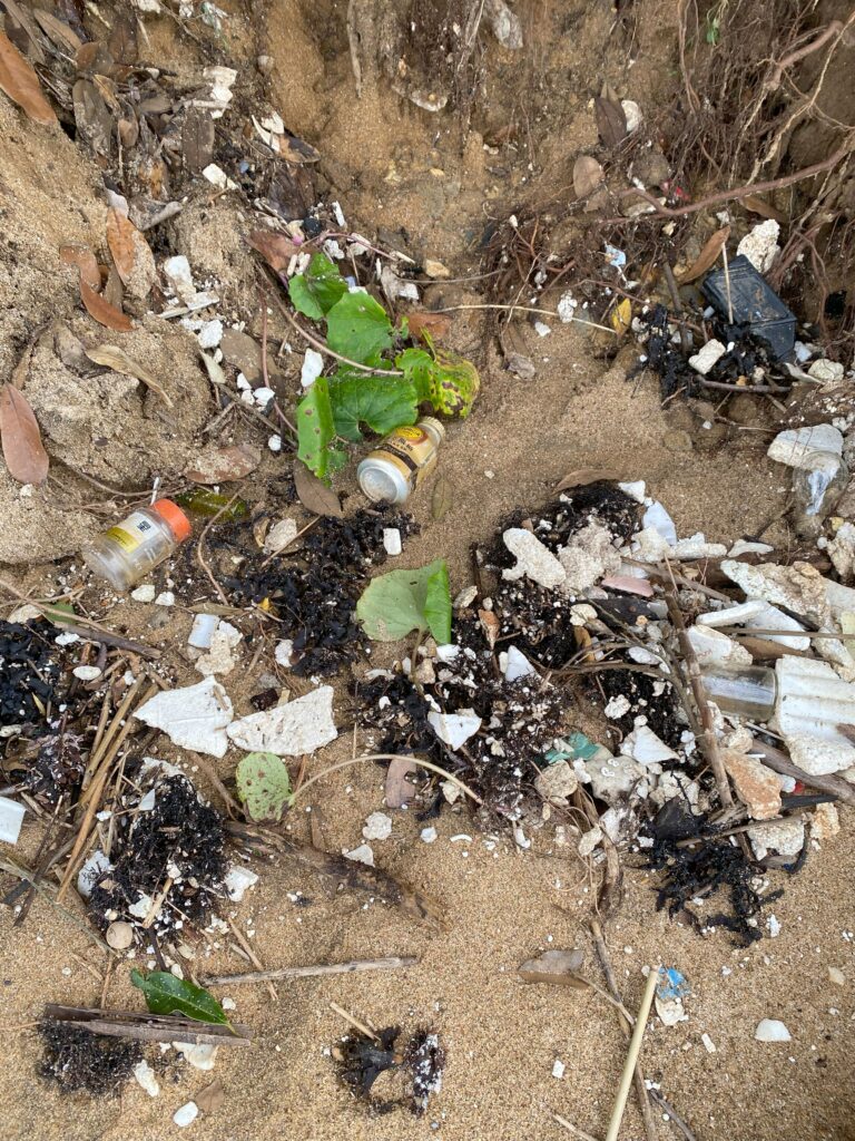 細断された発泡スチロールと缶が散乱している様子