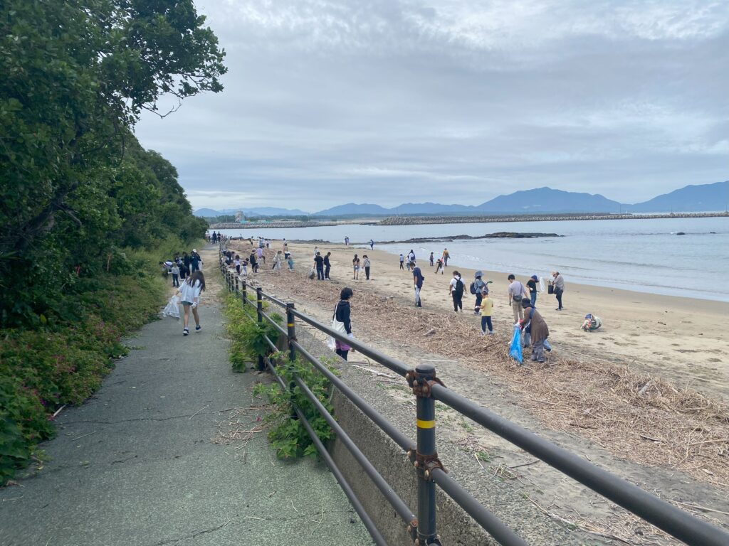 われら海岸探偵団の柏原海岸での海岸清掃活動に参加しているボランティアの方々の様子②