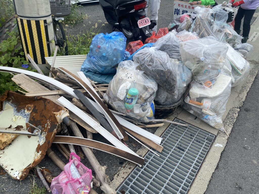 われら海岸探偵団の柏原海岸での海岸清掃活動で回収したごみの様子