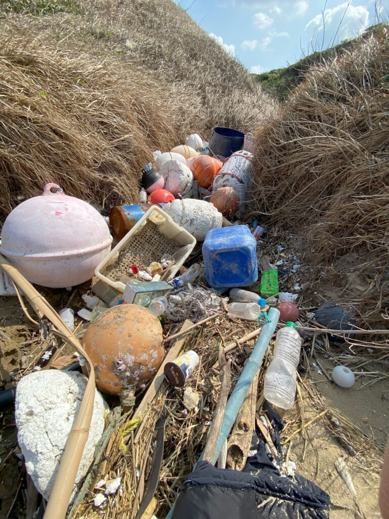 2025年4月28日 岩屋海岸の一部に大量に堆積する海洋ごみ実態