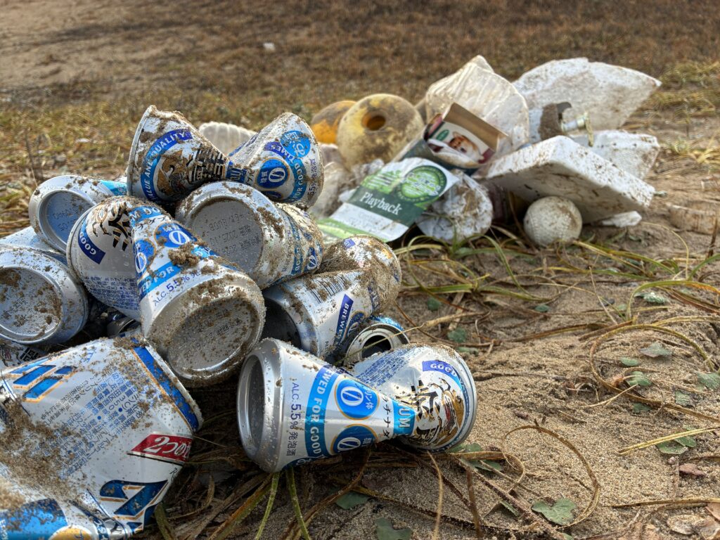 ２０２５年１１月２８日　岩屋海岸清掃活動で大量の缶ビールを回収した時の記録