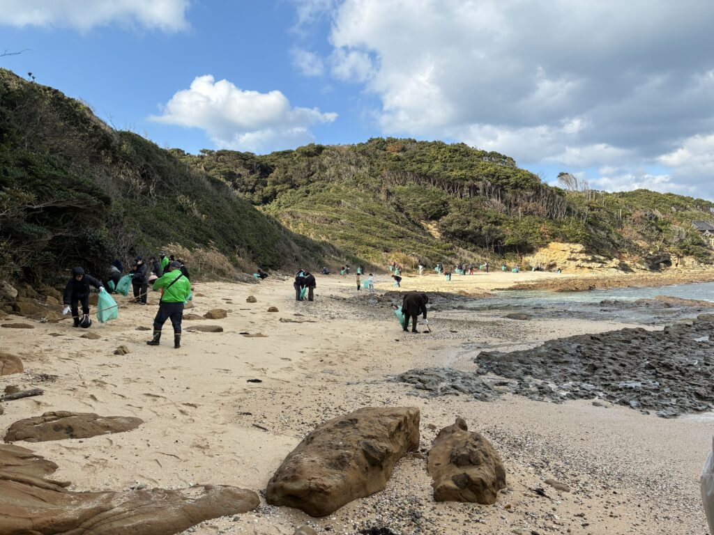 ２０２５年１２月１４日　妙見崎海岸清掃ボランティア活動中の様子