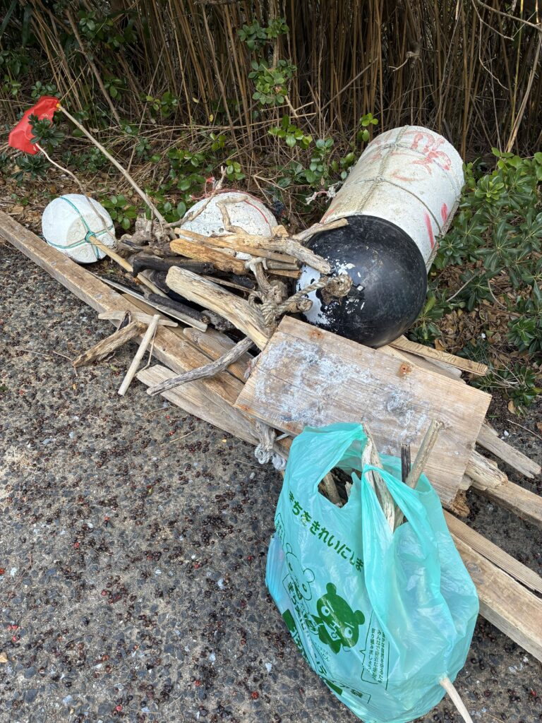 ２０２５年１２月１４日　妙見崎海岸清掃で海洋ごみを回収した様子①