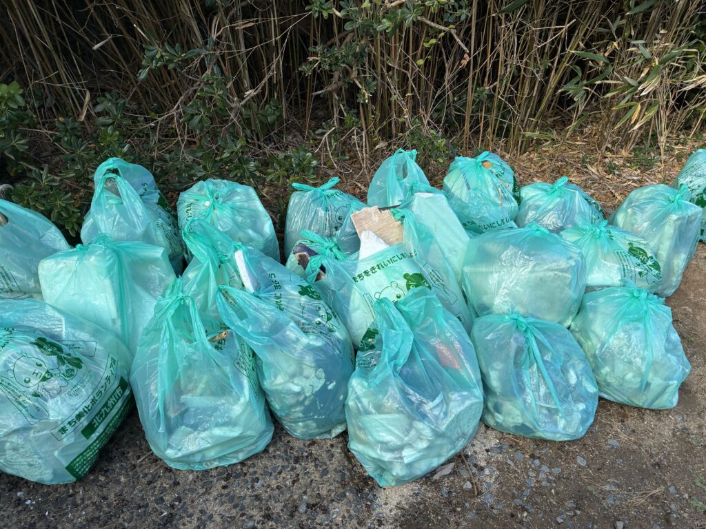 ２０２５年１２月１４日　妙見崎海岸清掃で海洋ごみを回収した様子②