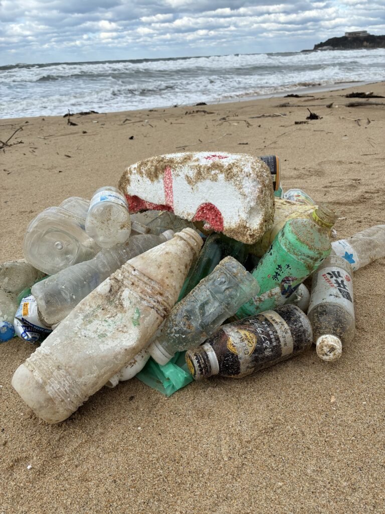2025年12月28日 岩屋海岸清掃で回収した大量のペットボトル等