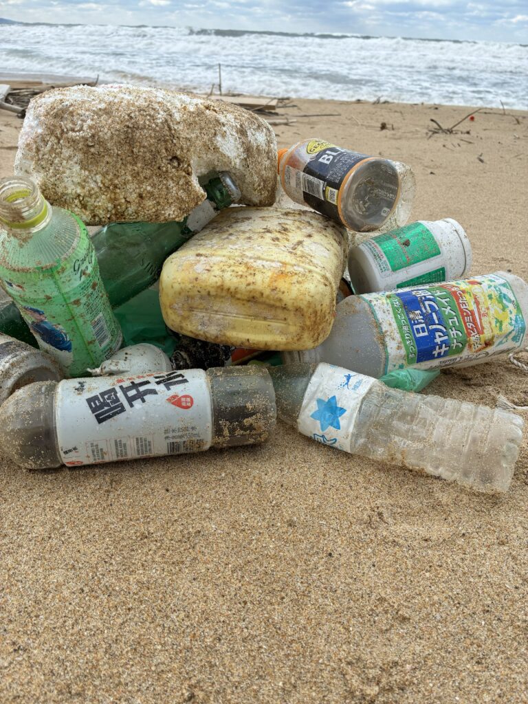 2025年12月28日 岩屋海岸清掃で回収したペットボトルとプラスチック製品