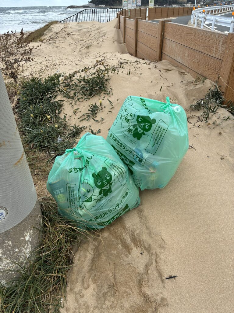 ２０２５年１２月２７日　岩屋海岸清掃でボランティア袋（４５ℓ）×１袋分の海洋ごみを回収した様子