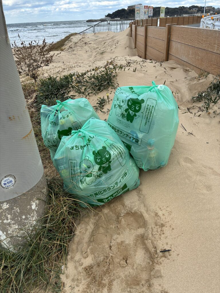 2025年12月28日 岩屋海岸清掃でボランティア袋(45ℓ)×い袋分と、三日間清掃活動したボランティア袋✕3袋分