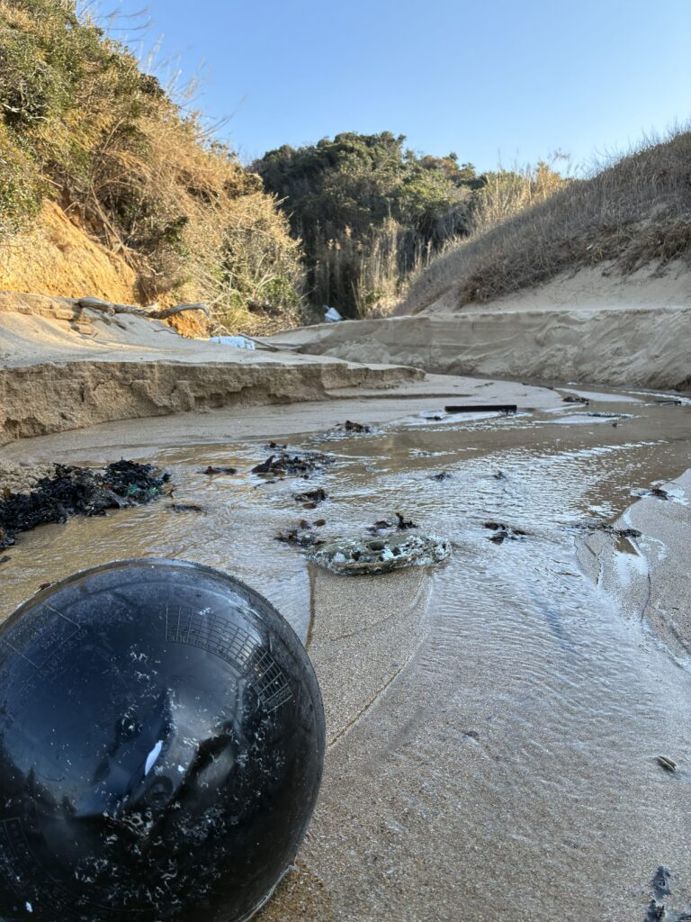 ２０２６年１月１８日　脇田海岸の抉れた砂浜と、手前には漁業関係ブイの様子