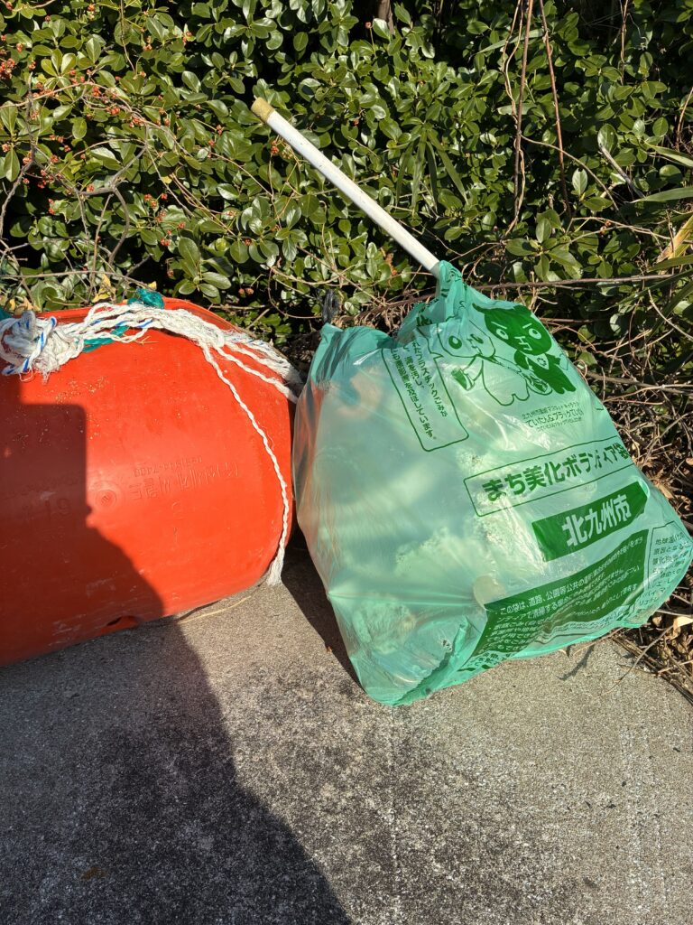 ２０２６年１月１８日　脇田海岸清掃で巨大な漁業関係ブイと、ボランティア袋（４５ℓ）×１袋分の様子