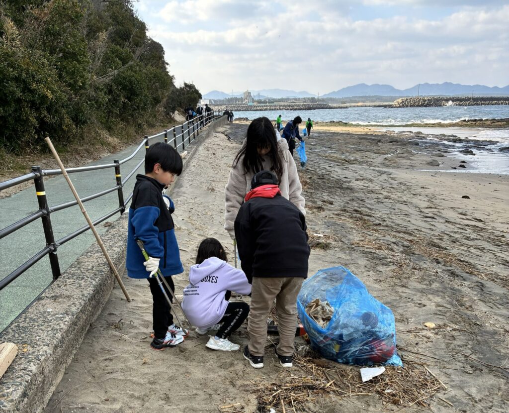 ２０２６年１月２５日　柏原海岸　われら海岸探偵団ボランティア活動で、子どもたち四人と一緒に海岸清掃中の様子