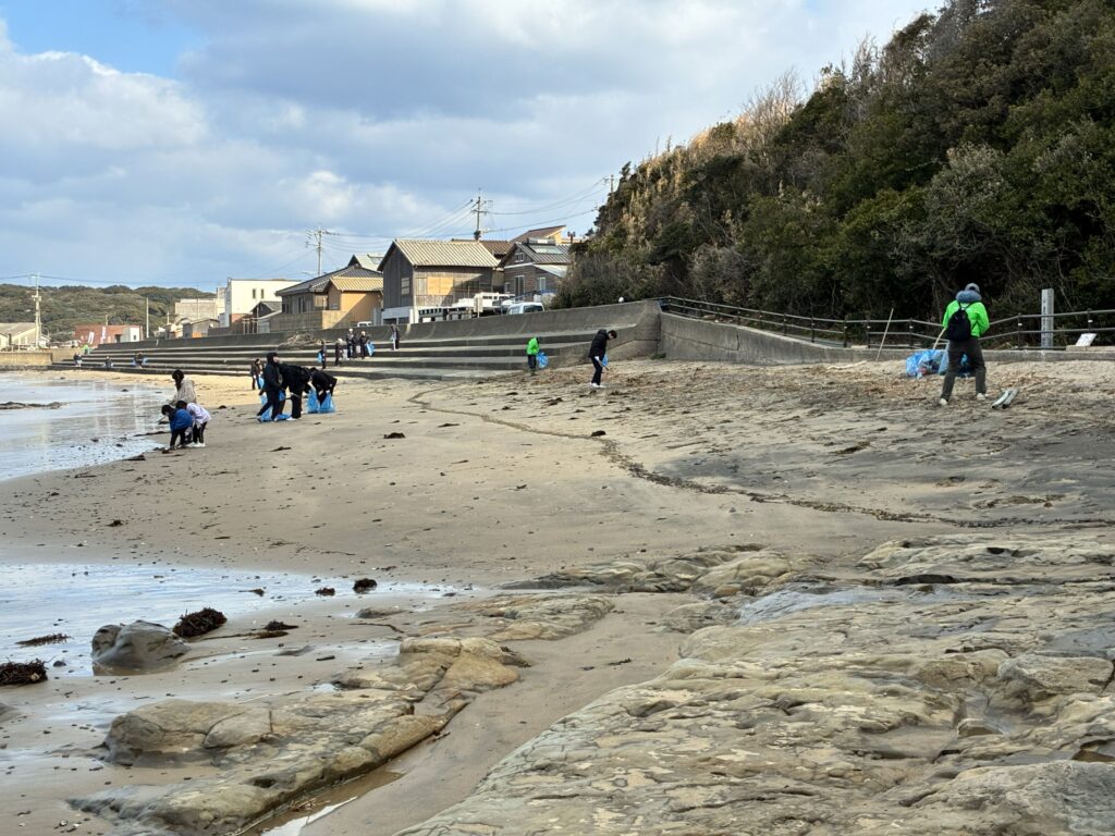 ２０２６年１月２５日　柏原海岸　われら海岸探偵団ボランティア活動で海岸清掃中の様子