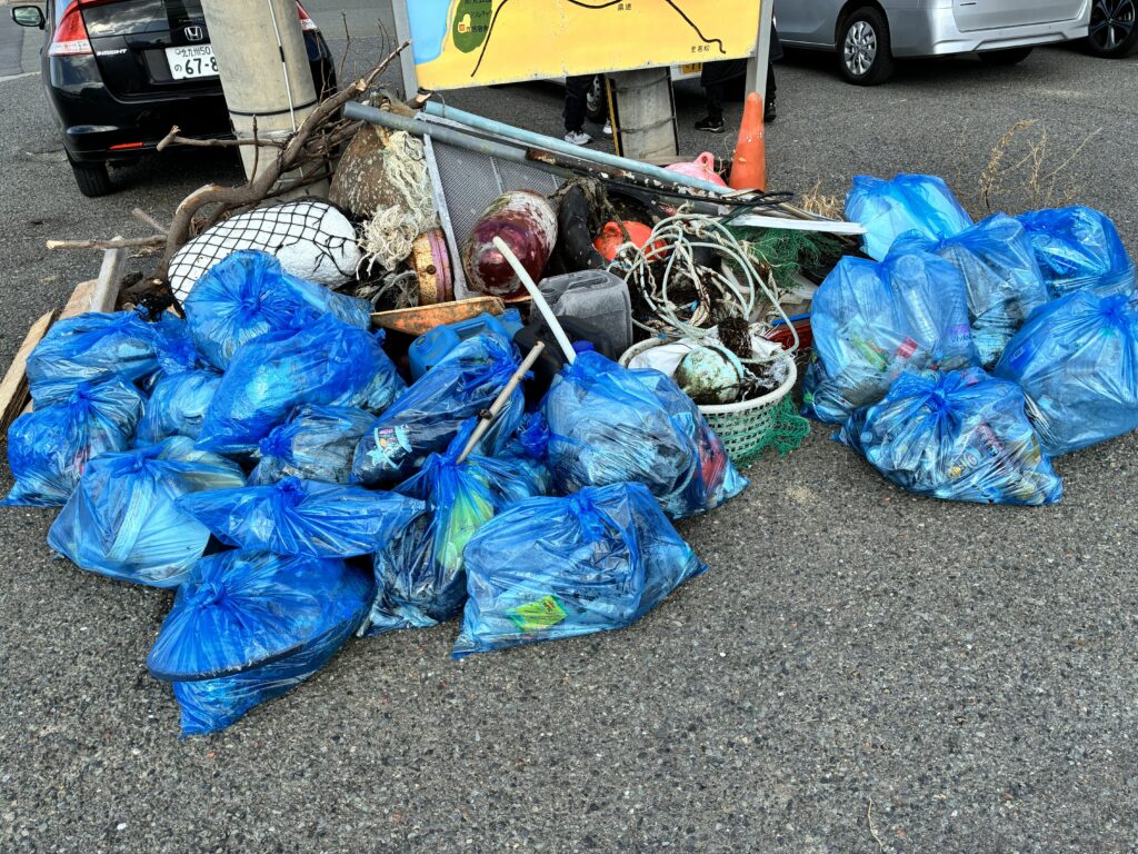 ２０２６年１月２５日　柏原海岸　われら海岸探偵団ボランティア活動で、打ち上げられた海洋ごみを回収している様子